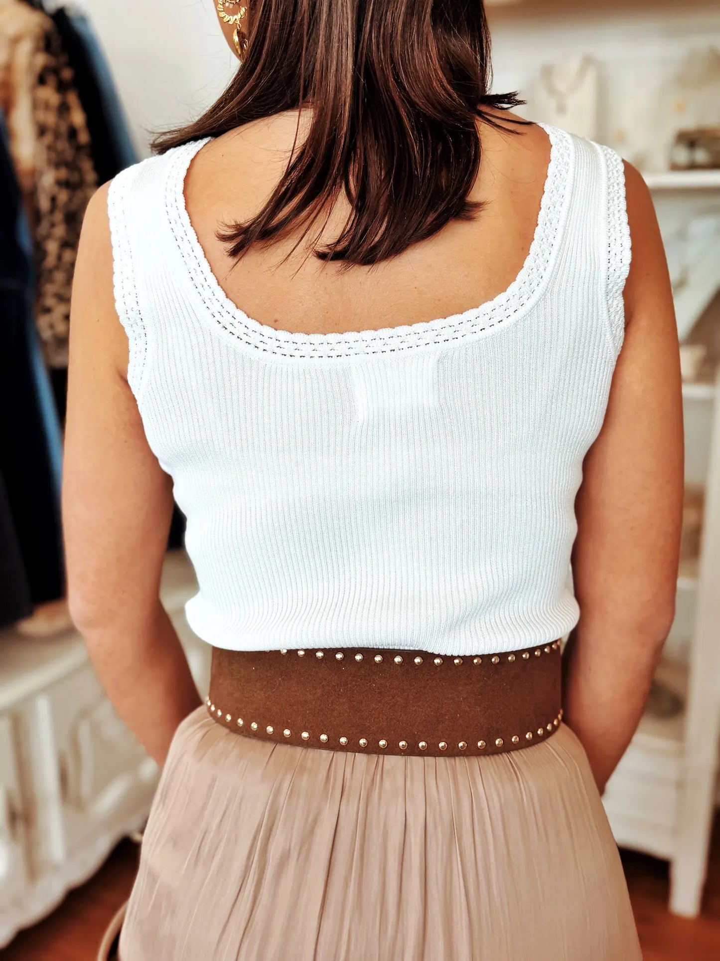 Ceinture à clous dorés