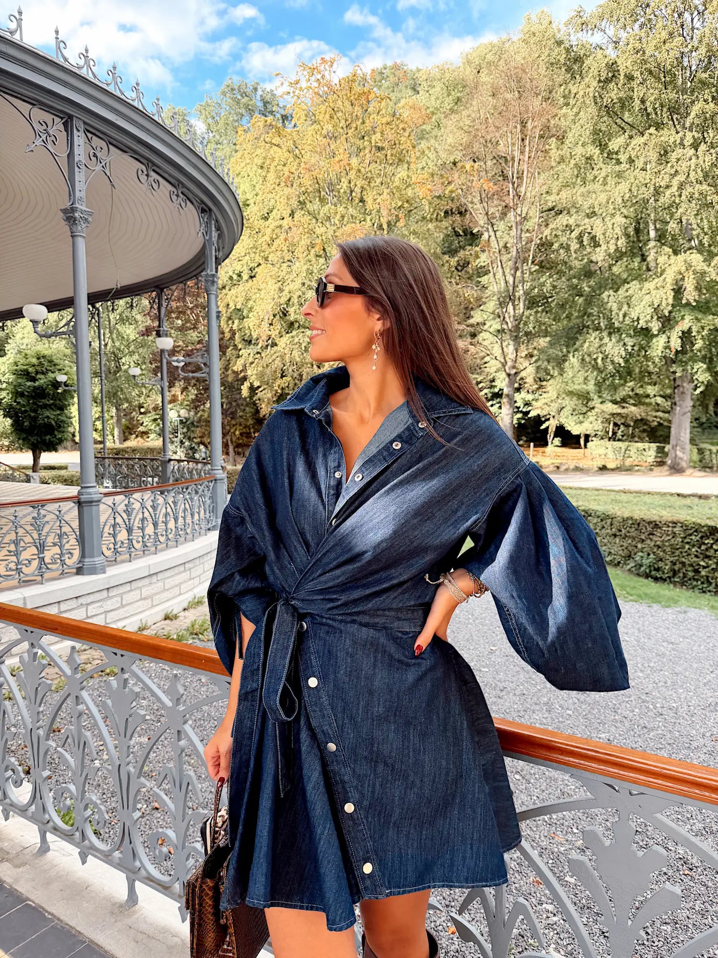 Robe patineuse à manches boufantes en jean brut
