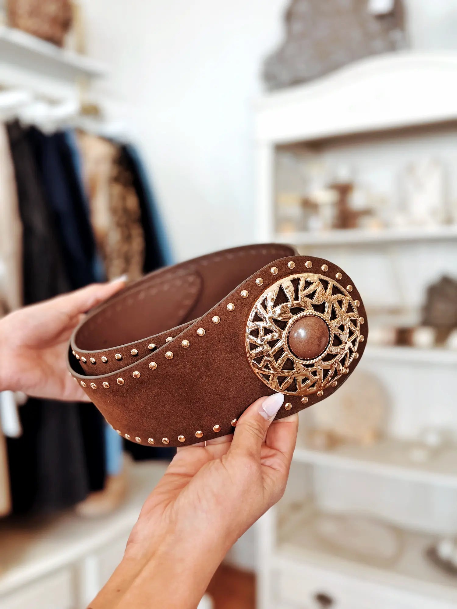 Ceinture à clous dorés
