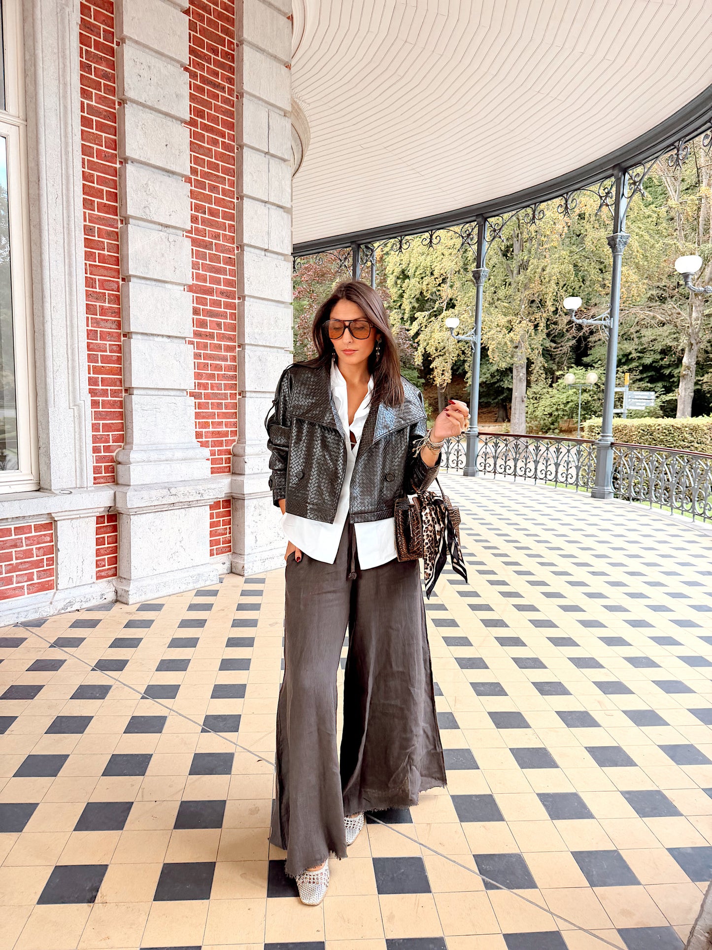 Veste ceinturée en simili cuir brun - Alessia
