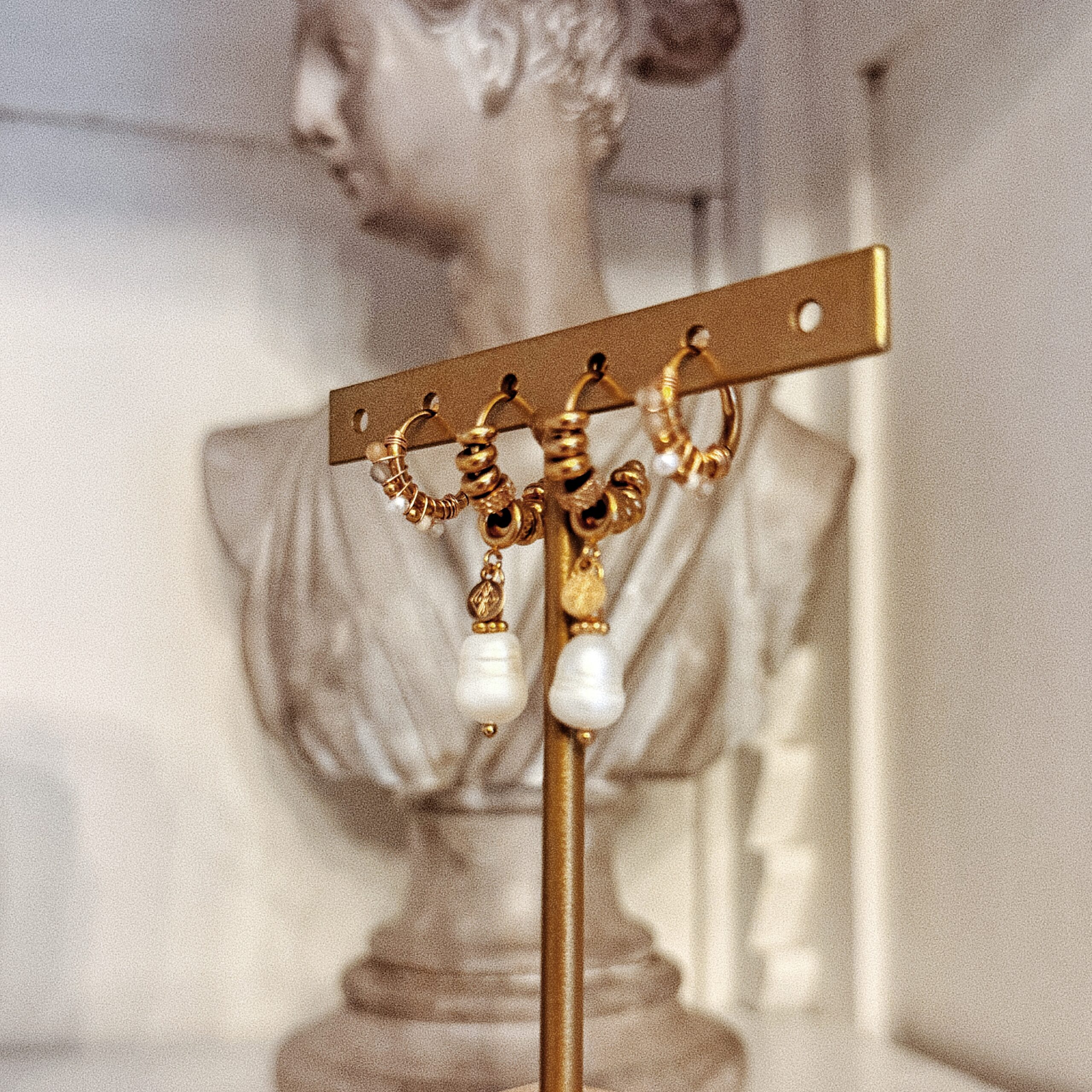 Petites boucles d'oreille créoles - Pierre de lune blanche – Image 2