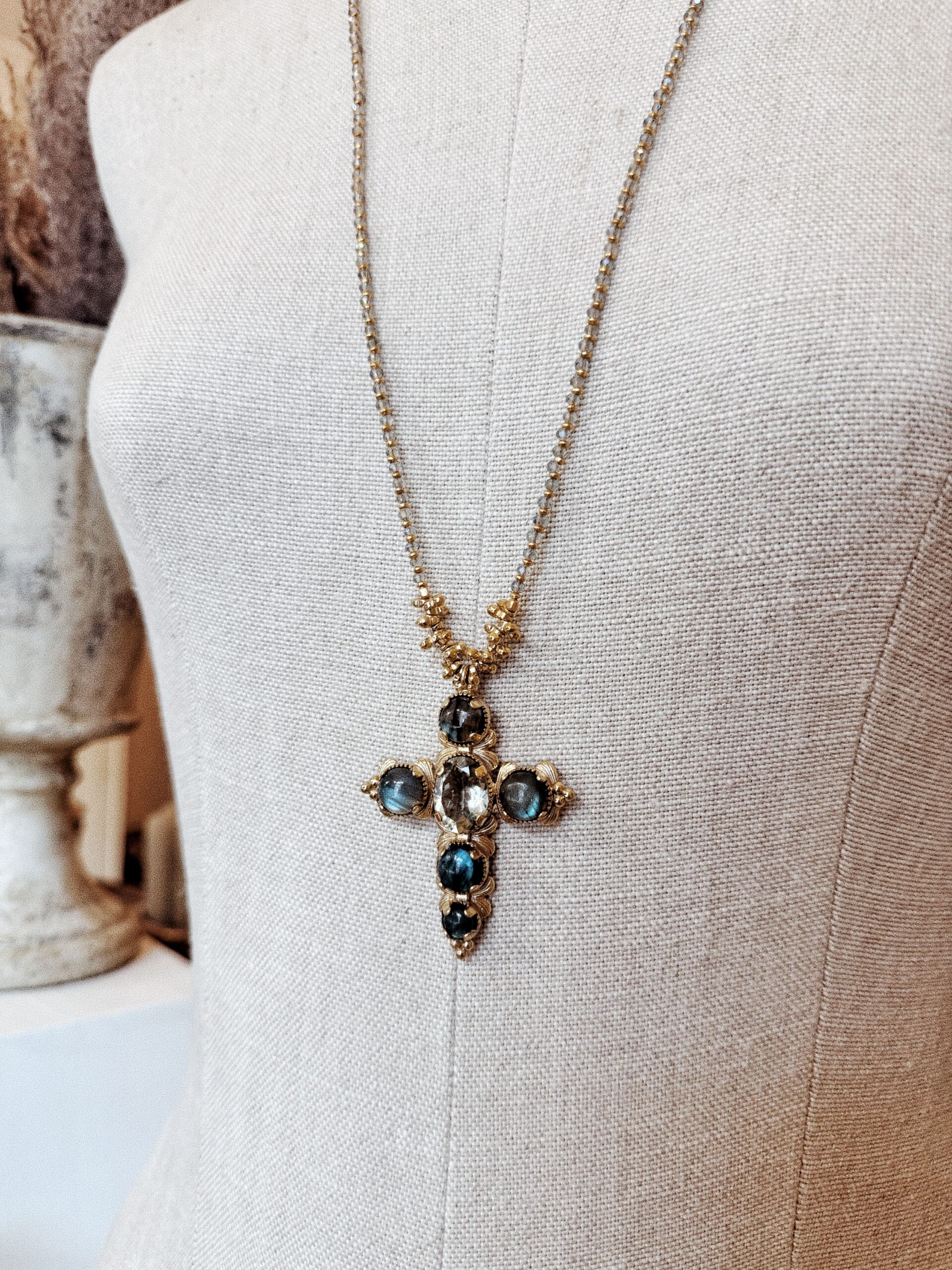 Sautoir Royal – croix en labradorite