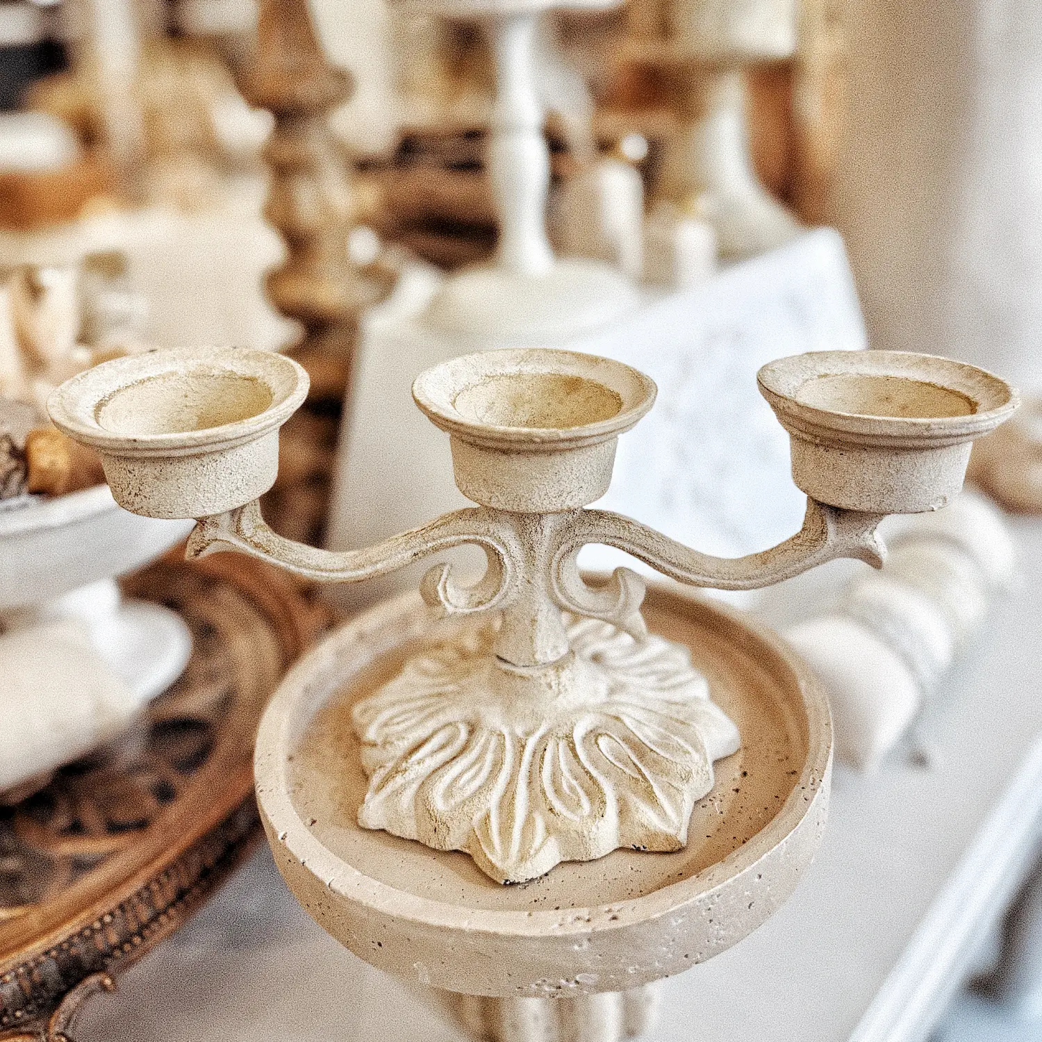 Chandelier patiné en fer forgé – Image 2