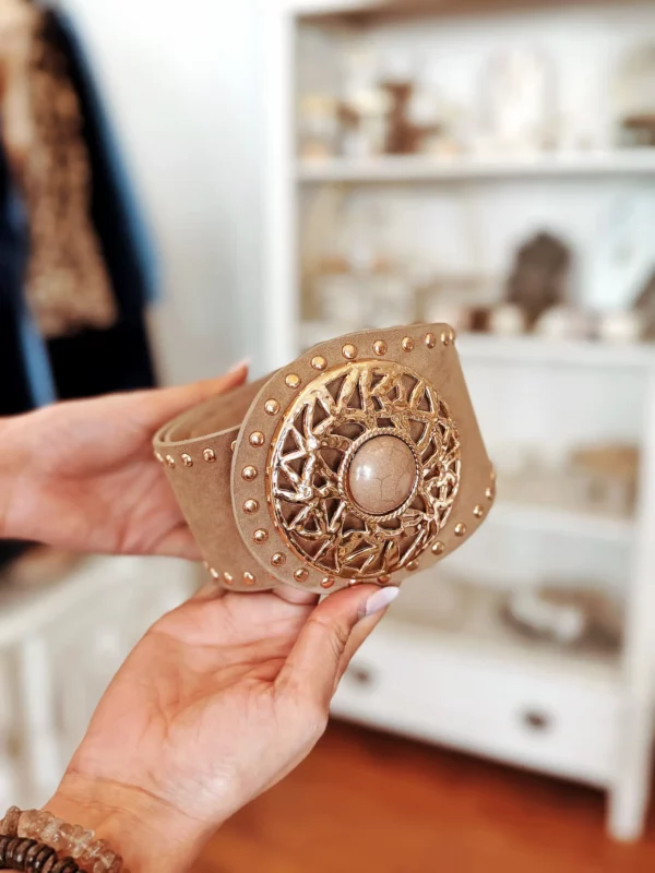 Ceinture à clous dorés